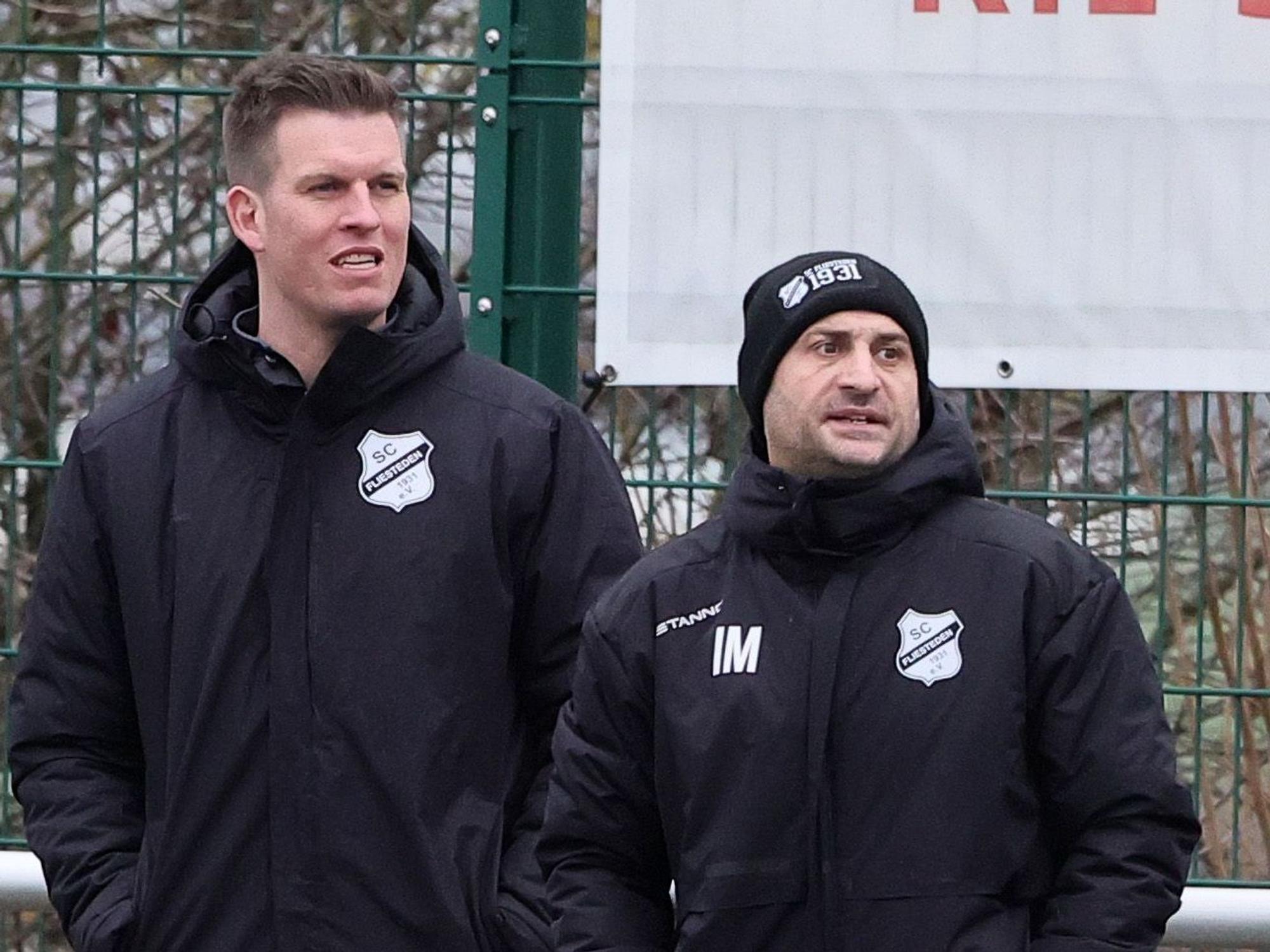 Das Foto zeigt Trainer Ioannis Masmanidis (r.), der in Fliesteden ausscheiden will.
