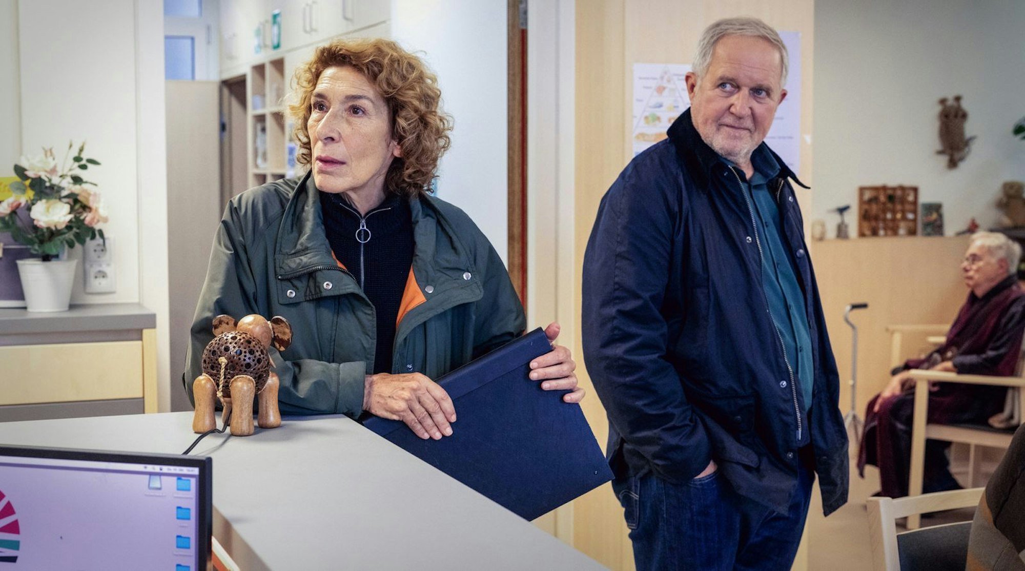 Die Wiener Bibi Fellner (Adele Neuhauser) und Moritz Eisner (Harald Krassnitzer) ermitteln im „Tatort: Der Elektriker“ im Altersheim. (Bild: ORF/Dean Michael Buscher)
