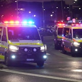 Krankenwagen fahren am Bondi Beach nach dem Schusswaffenangriff in Sydney.