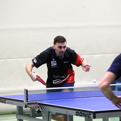 Vernichs Christian Schorn blickt konzentriert auf den Ball. Im Vordergrund ist der Gegenspieler von hinten zu erkennen.