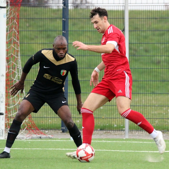 Luca Ohrem am Ball (nicht im Bild), sein Gegenspiel schaut genau hin.