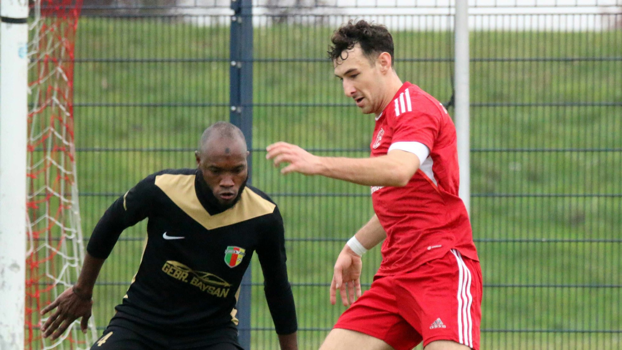 Luca Ohrem am Ball (nicht im Bild), sein Gegenspiel schaut genau hin.