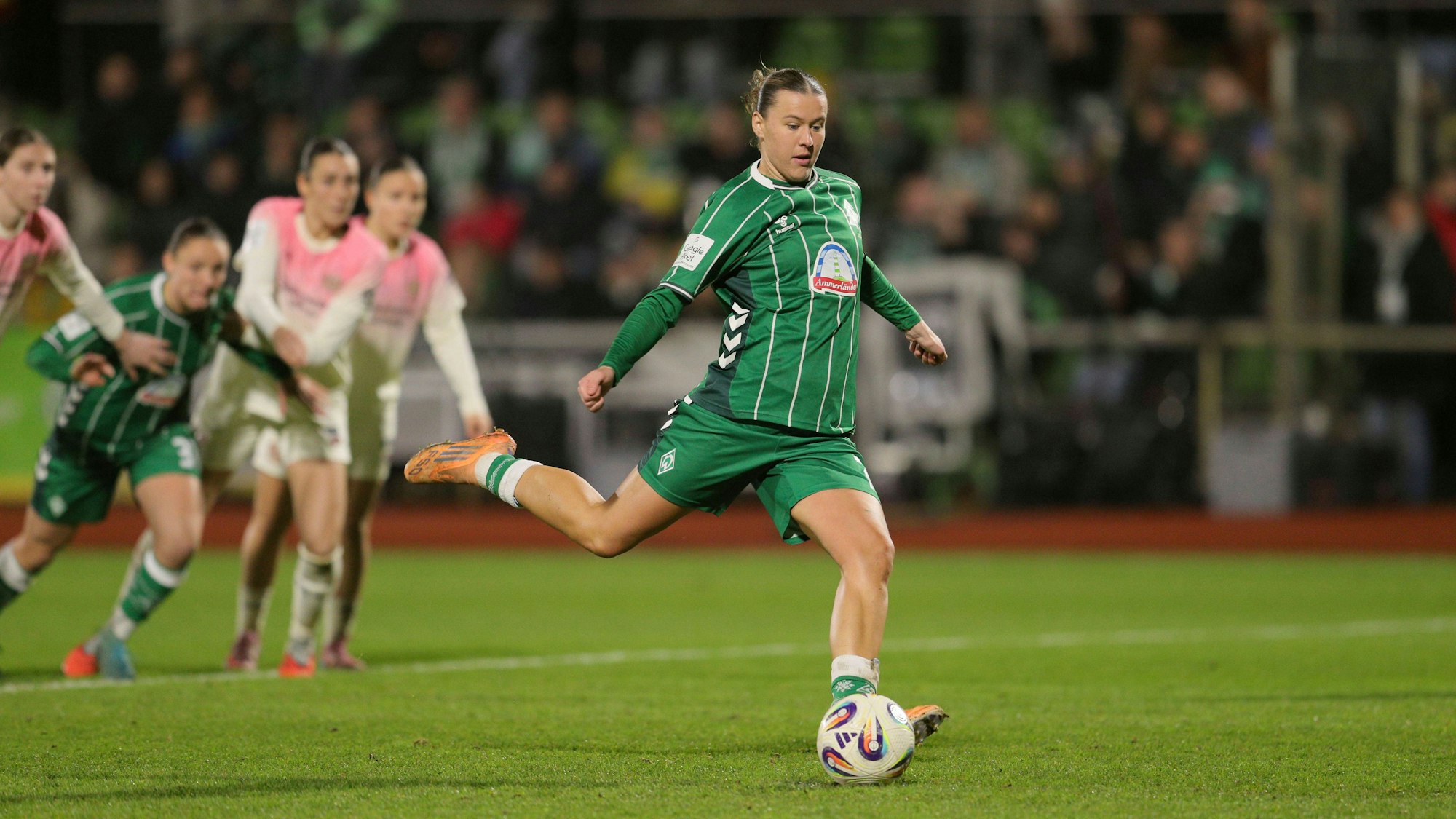 Larissa Mühlhaus verwandelt den entscheidenden Elfmeter für Werder Bremen.