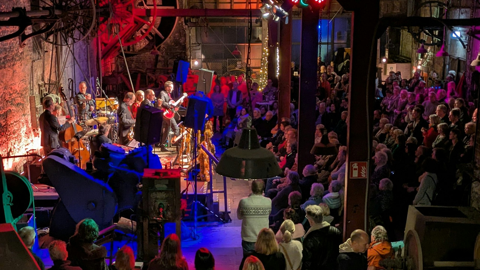 Eine Band spielt auf der Bühne des Industriemuseums Freudenthaler Sensenhammer.