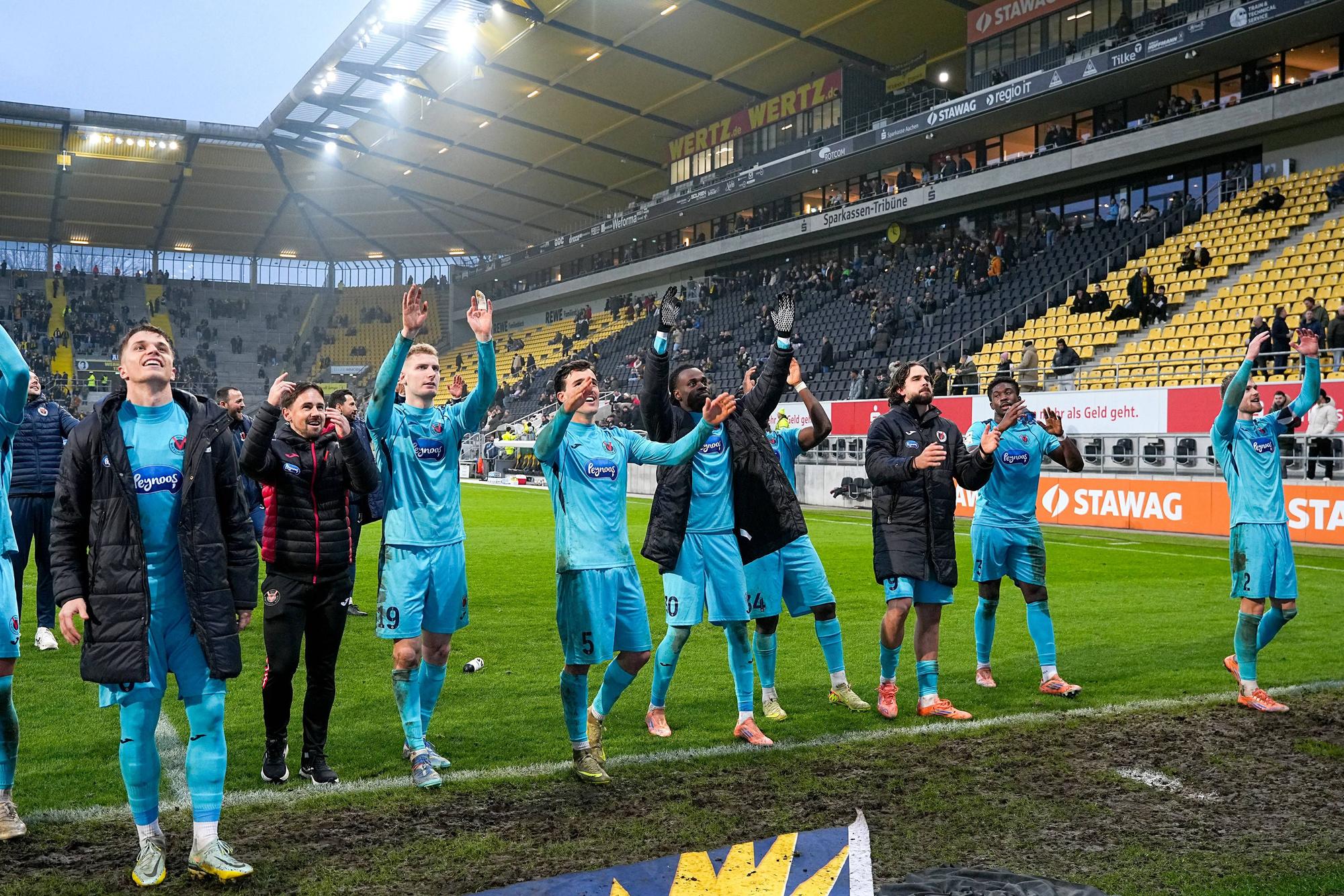 13.12.2025, xydrx, Fußball, 3.Liga, TSV Alemannia Aachen - FC Viktoria Köln, Saison 2025 2026, Tivoli: Meiko Sponsel FC Viktoria Köln 19 Leonhard Muenst FC Viktoria Köln 5 Yannick Tonye FC Viktoria Köln 30 Frank Ronstadt FC Viktoria Köln 34 Lex-Tyger Lobinger FC Viktoria Köln 9 Lars Dietz FC Viktoria Köln 2 feiern den 3:0 Sieg DFB regulations prohibit any use of photographs as image sequences and or quasi-video. Photo: xYannisxDreimannxPressefotoKochx Nordrhein-Westfahlen Deutschland *** 13 12 2025, xydrx, Football, 3 Liga, TSV Alemannia Aachen FC Viktoria Köln, Season 2025 2026, Tivoli Meiko Sponsel FC Viktoria Köln 19 Leonhard Muenst FC Viktoria Köln 5 Yannick Tonye FC Viktoria Köln 30 Frank Ronstadt FC Viktoria Köln 34 Lex Tyger Lobinger FC Viktoria Köln 9 Lars Dietz FC Viktoria Köln 2 celebrate the 3 0 victory DFB regulations prohibit any use of photographs as image sequences and or quasi video Photo xYannisxDreimannxPressefotoKochx Nordrhein Westfahlen Germany