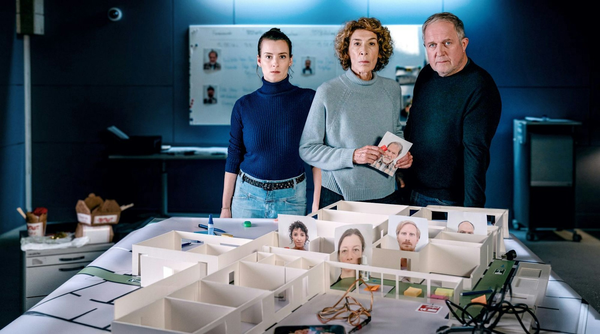 Meret Schande (Christina Scherrer, links), Bibi Fellner (Adele Neuhauser) und Moritz Eisner (Harald Krassnitzer) bauen sich den Tatort Altersheim als Modell nach, um zu ergründen, was in den hektischen Minuten des Rauchalarms passiert sein könnte. (Bild: ORF/Petro Domenigg)