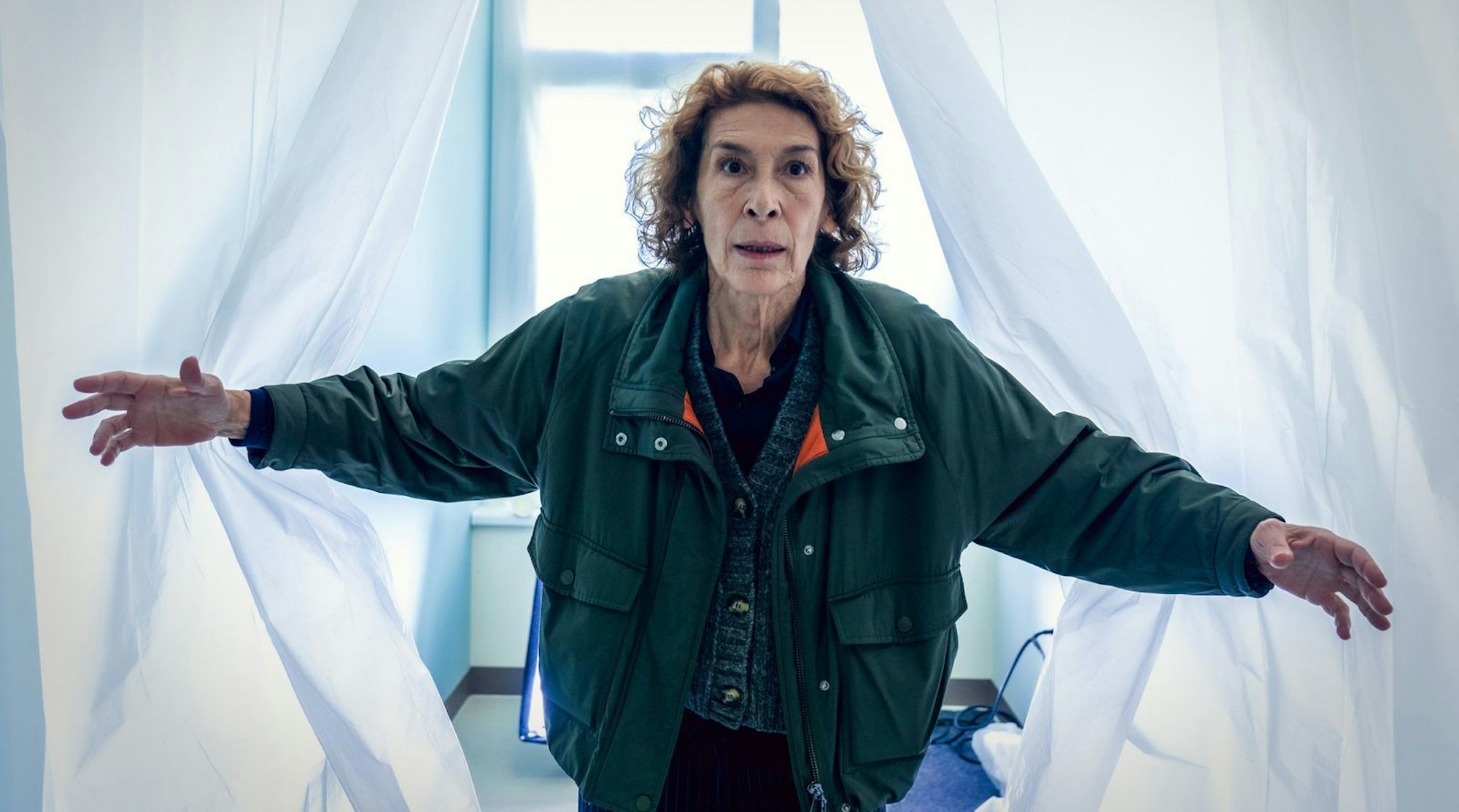 Bibi Fellner (Adele Neuhauser) ermittelt im Altersheim. Dabei macht man sich den ein oder anderen Gedanken zur eigenen Vergänglichkeit. (Bild: ORF/Petro Domenigg)