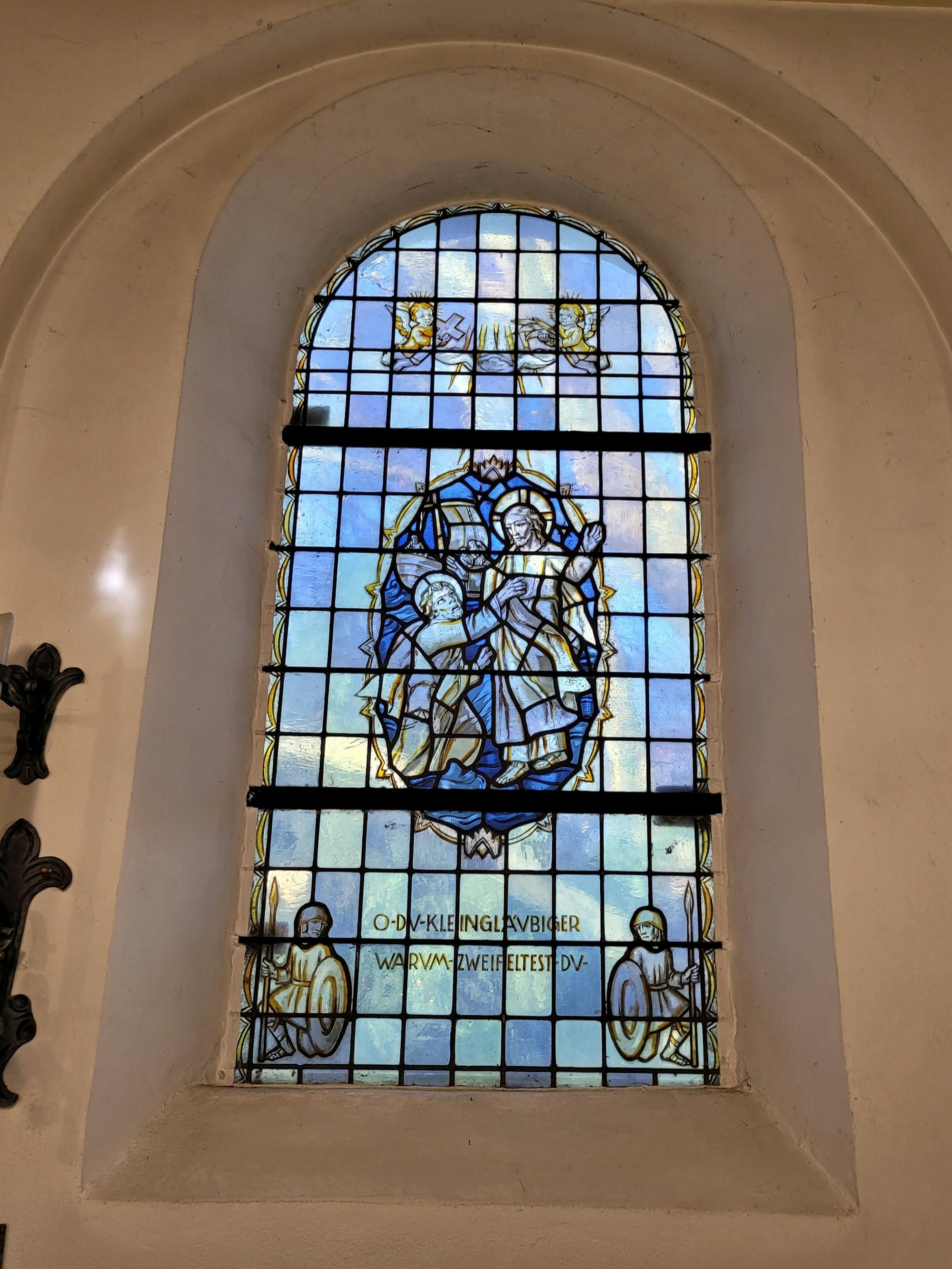 Eines der drei Glasfenster in der Kapelle.