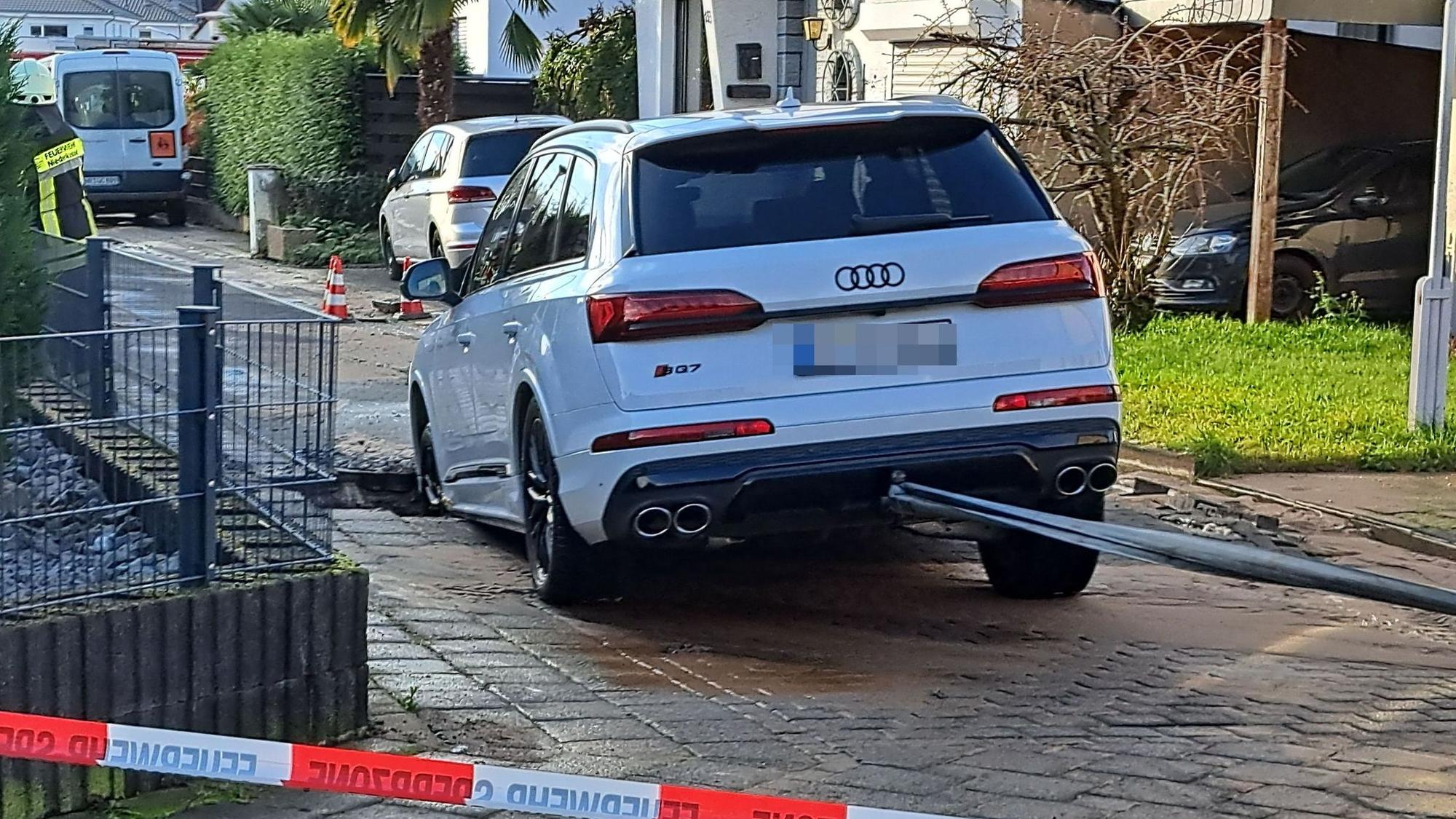 Ein Wasserrohrbruch hat am Sonntag die Jakobstraße in Niederkassel-Rheidt unterspült. Ein Auto brach in die Fahrbahn ein.