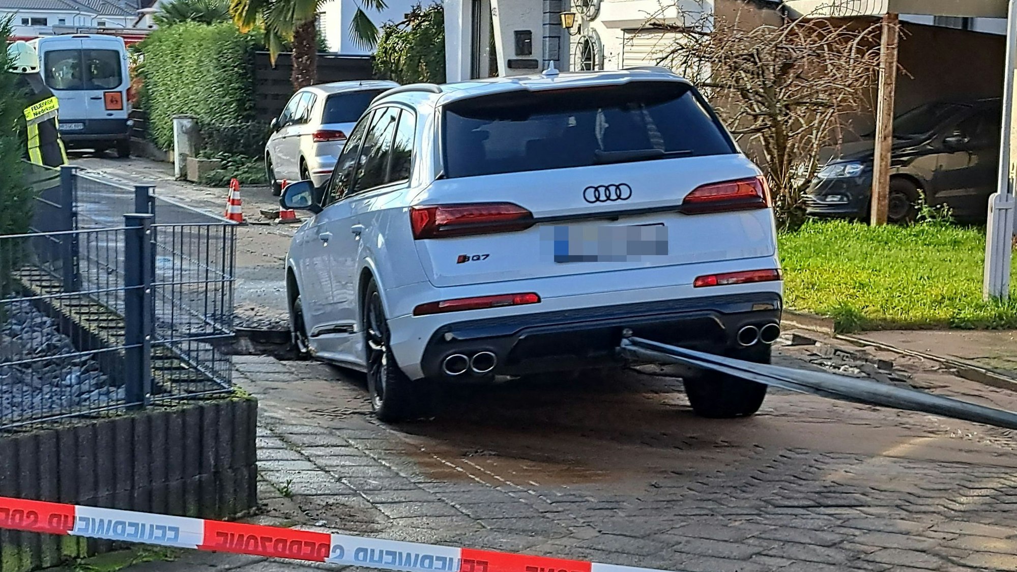 Ein Wasserrohrbruch hat am Sonntag die Jakobstraße in Niederkassel-Rheidt unterspült. Ein Auto brach in die Fahrbahn ein.