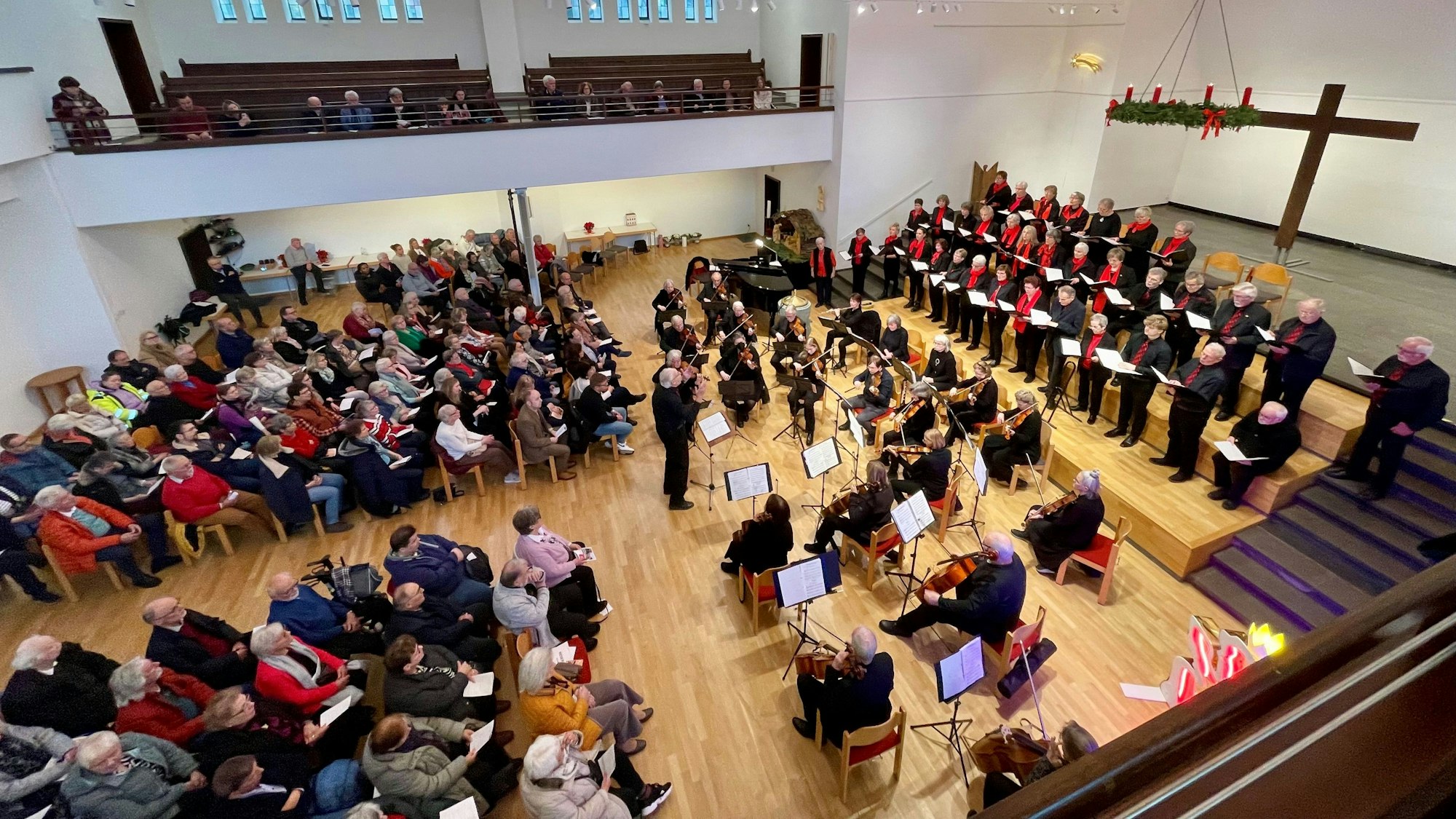 Der Singkreis Leverkusen und das Kammerorchester gaben ein Adventskonzert in der Christuskirche.