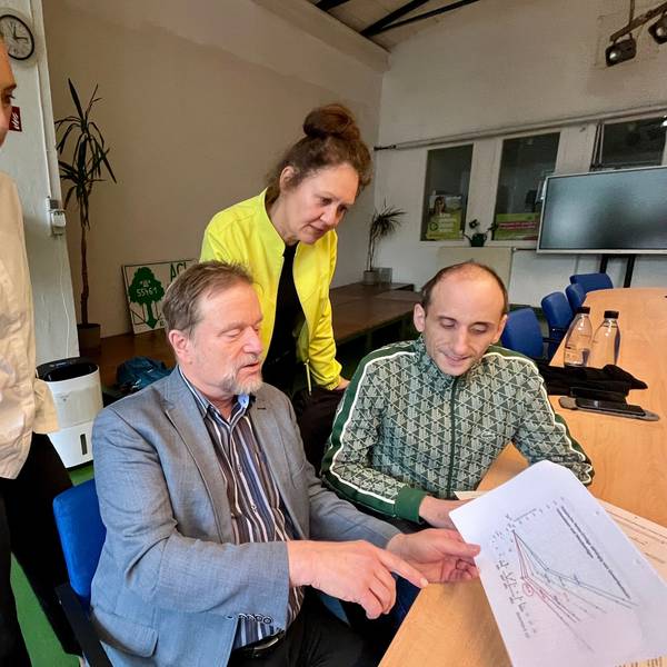 Manfred Busch zeigt Laura Herrmann, Claudia Wiese und Christoph Kühl seine Berechnungen.