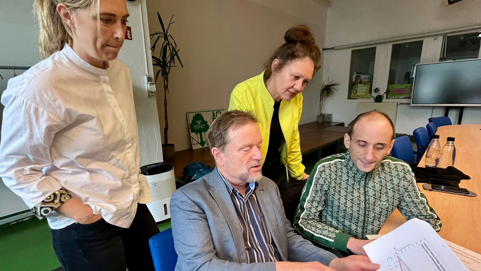 Manfred Busch zeigt Laura Herrmann, Claudia Wiese und Christoph Kühl seine Berechnungen.