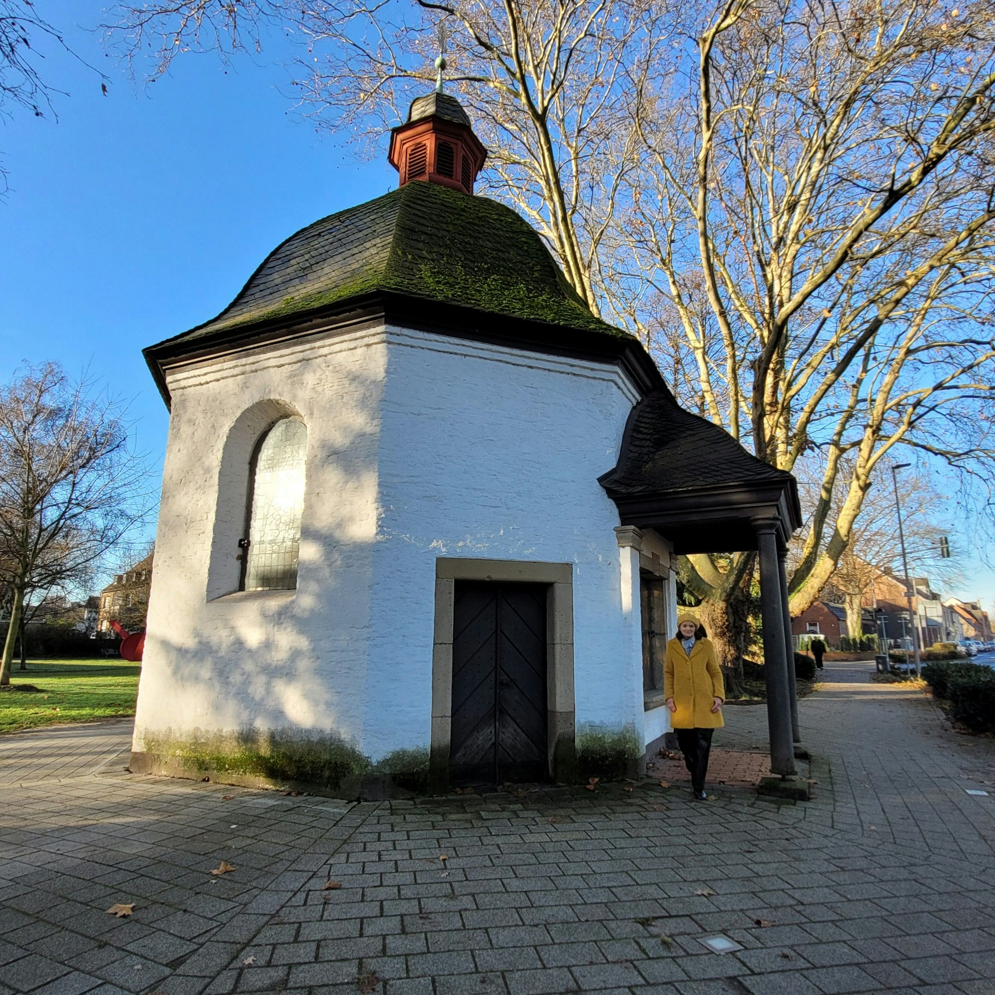 Die weiß getünchte Barbarakapelle.