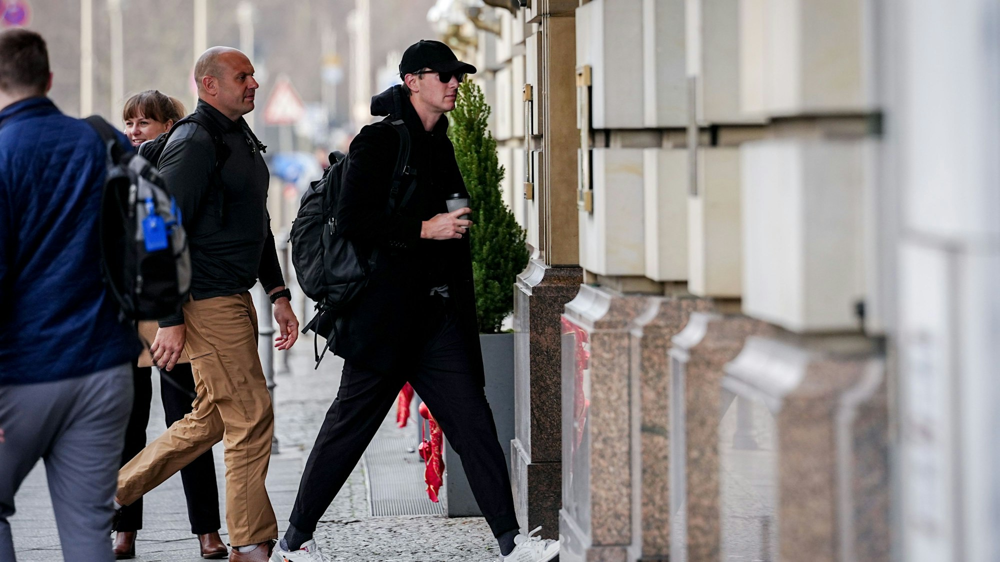 14.12.2025: Jared Kushner (r.), Unternehmer und ehemaliger Chefberater des Präsidenten der Vereinigten Staaten, kommt am Hotel Adlon in Berlin an.