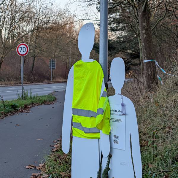 Das Foto zeigt die Gedenkstätte für die beiden getöteten jungen Menschen am Rand der Frechener Straße.