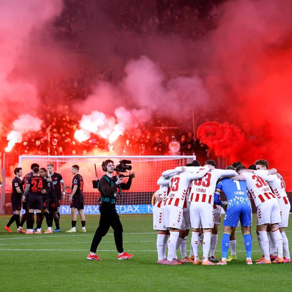 Die Ultras von Bayer Leverkusen zünden vor dem Anpfiff Pyrotechnik.