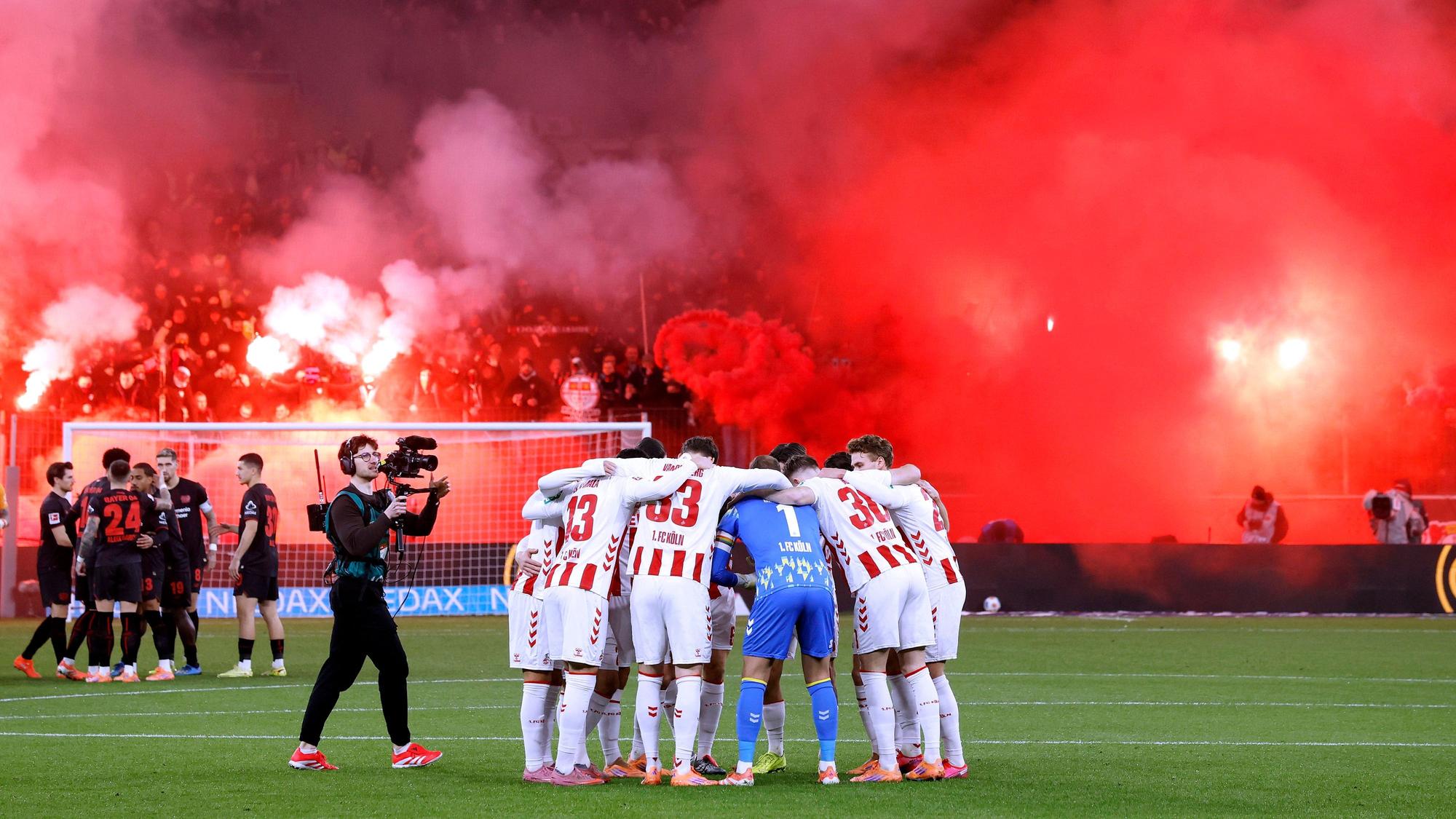 Die Ultras von Bayer Leverkusen zünden vor dem Anpfiff Pyrotechnik.