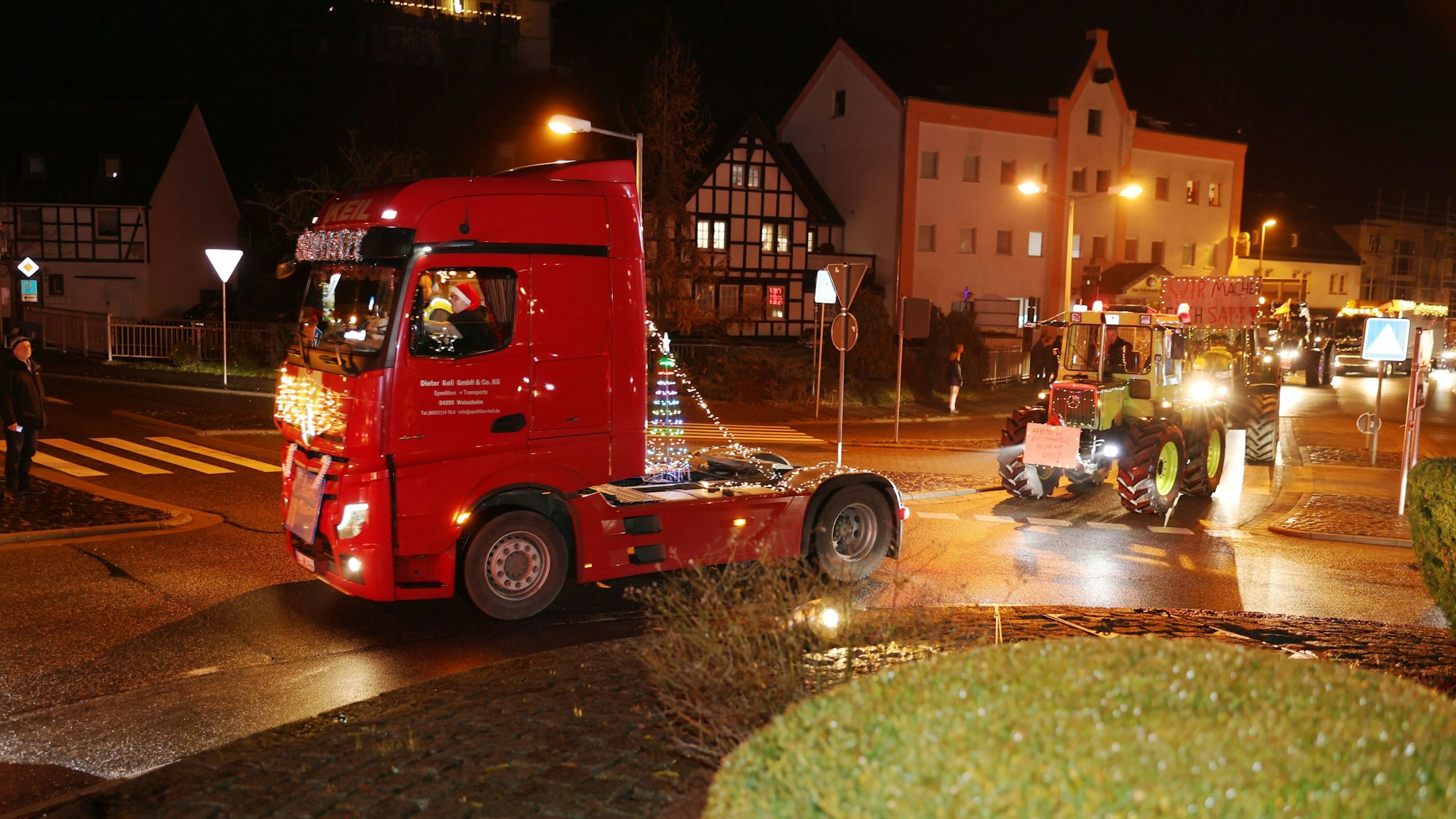 Lastwagen und Traktoren der Lichterfahrt am Kreisverkehr in Schleiden.