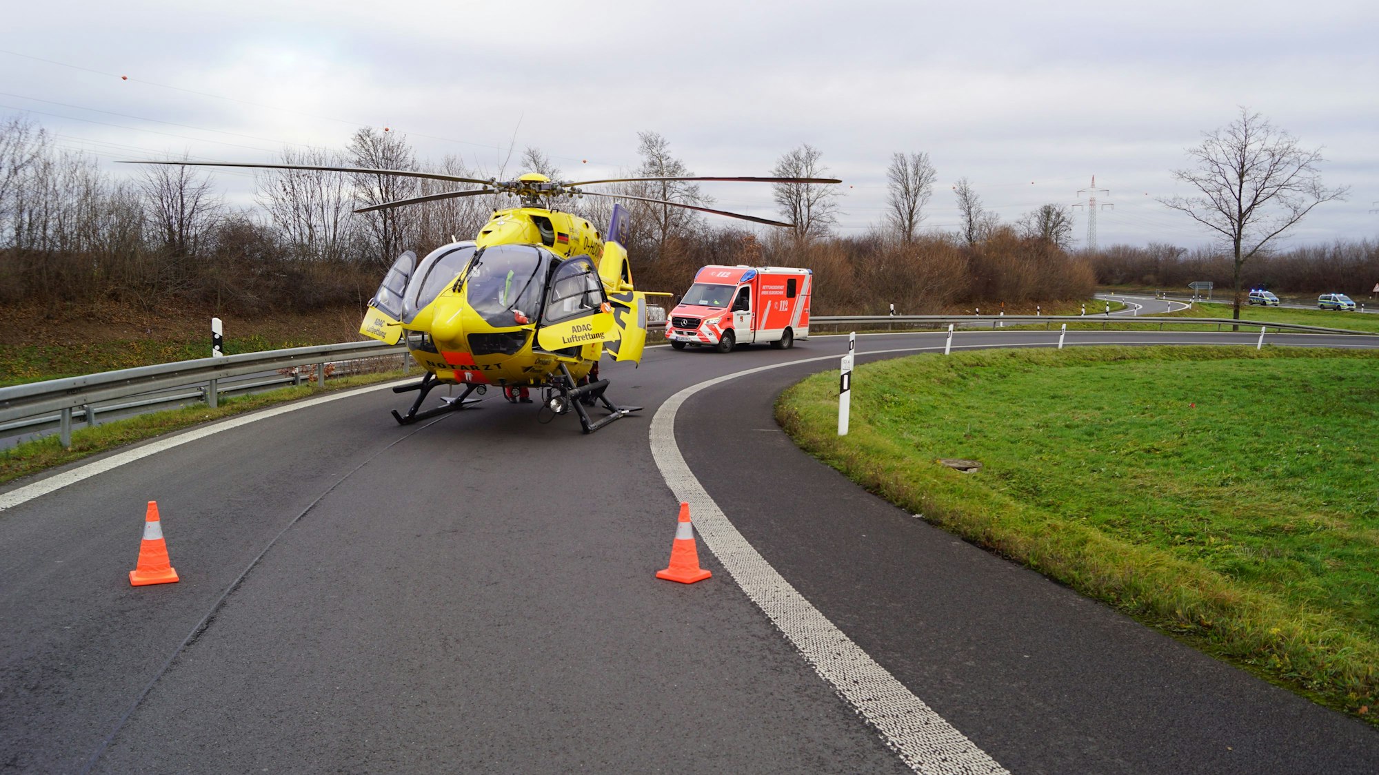 Der Hubschrauber ist auf der Auffahrt zur A1 gelandet.