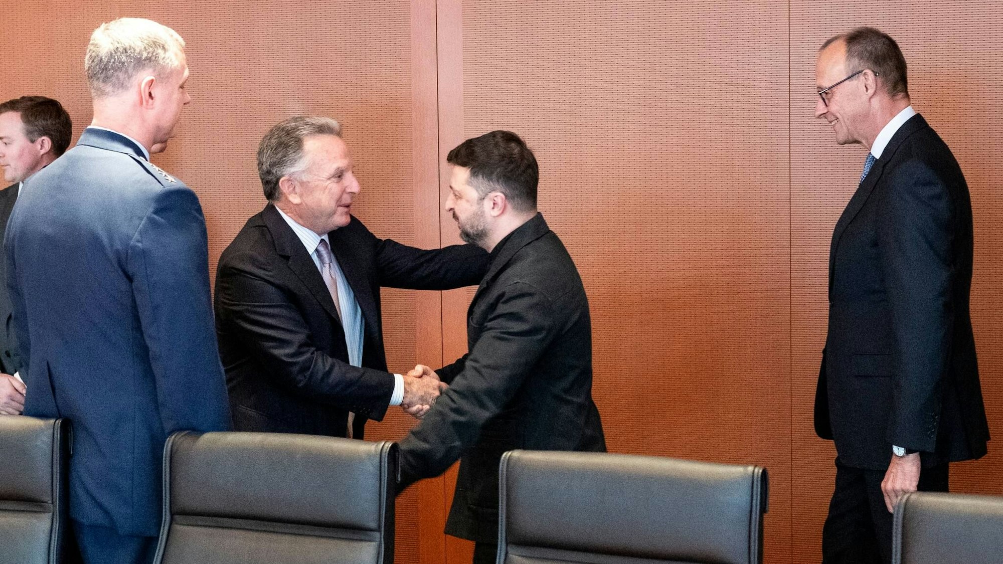 Der ukrainische Präsident Selenskyj (2.v.r) trifft im Kanzleramt auf Einladung von Bundeskanzler Friedrich Merz (CDU, rechts) den US-Sondergesandten Steve Witkoff (2.v.l). .