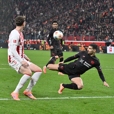 Martin Terrier Bayer 04 Leverkusen erzielt akrobatisch das Tor zum 1:0 13.12.2025, Fussball 1. Bundesliga, Saison 2025/2026, 14. Spieltag, Bayer 04 Leverkusen - 1. FC Köln DFL regulations prohibit any use of photographs as image sequences and/or quasi-video Leverkusen BayArena Nordrhein Westfalen Deutschland *** Martin Terrier Bayer 04 Leverkusen acrobatically scores the goal for 1 0 13 12 2025, Soccer 1 Bundesliga, Season 2025 2026, Matchday 14, Bayer 04 Leverkusen 1 FC Köln DFL regulations prohibit any use of photographs as image sequences and or quasi video Leverkusen BayArena Nordrhein Westfalen Germany Team2