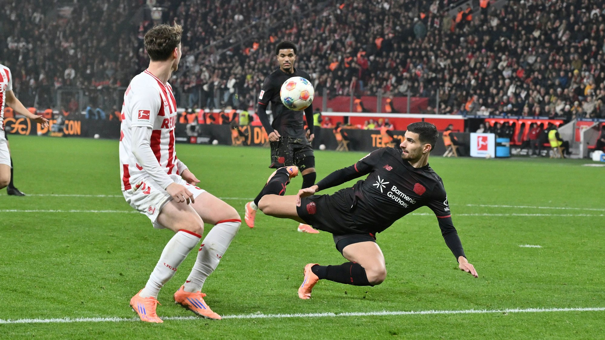 Martin Terrier Bayer 04 Leverkusen erzielt akrobatisch das Tor zum 1:0 13.12.2025, Fussball 1. Bundesliga, Saison 2025/2026, 14. Spieltag, Bayer 04 Leverkusen - 1. FC Köln DFL regulations prohibit any use of photographs as image sequences and/or quasi-video Leverkusen BayArena Nordrhein Westfalen Deutschland *** Martin Terrier Bayer 04 Leverkusen acrobatically scores the goal for 1 0 13 12 2025, Soccer 1 Bundesliga, Season 2025 2026, Matchday 14, Bayer 04 Leverkusen 1 FC Köln DFL regulations prohibit any use of photographs as image sequences and or quasi video Leverkusen BayArena Nordrhein Westfalen Germany Team2