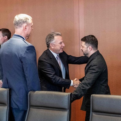 Bundeskanzler Friedrich Merz, US-Sondergesandter Steve Witkoff und der ukrainische Präsident Selenskyj begrüßen einander am 14. Dezember vor den Verhandlungen zum Frieden in der Ukraine in Berlin.