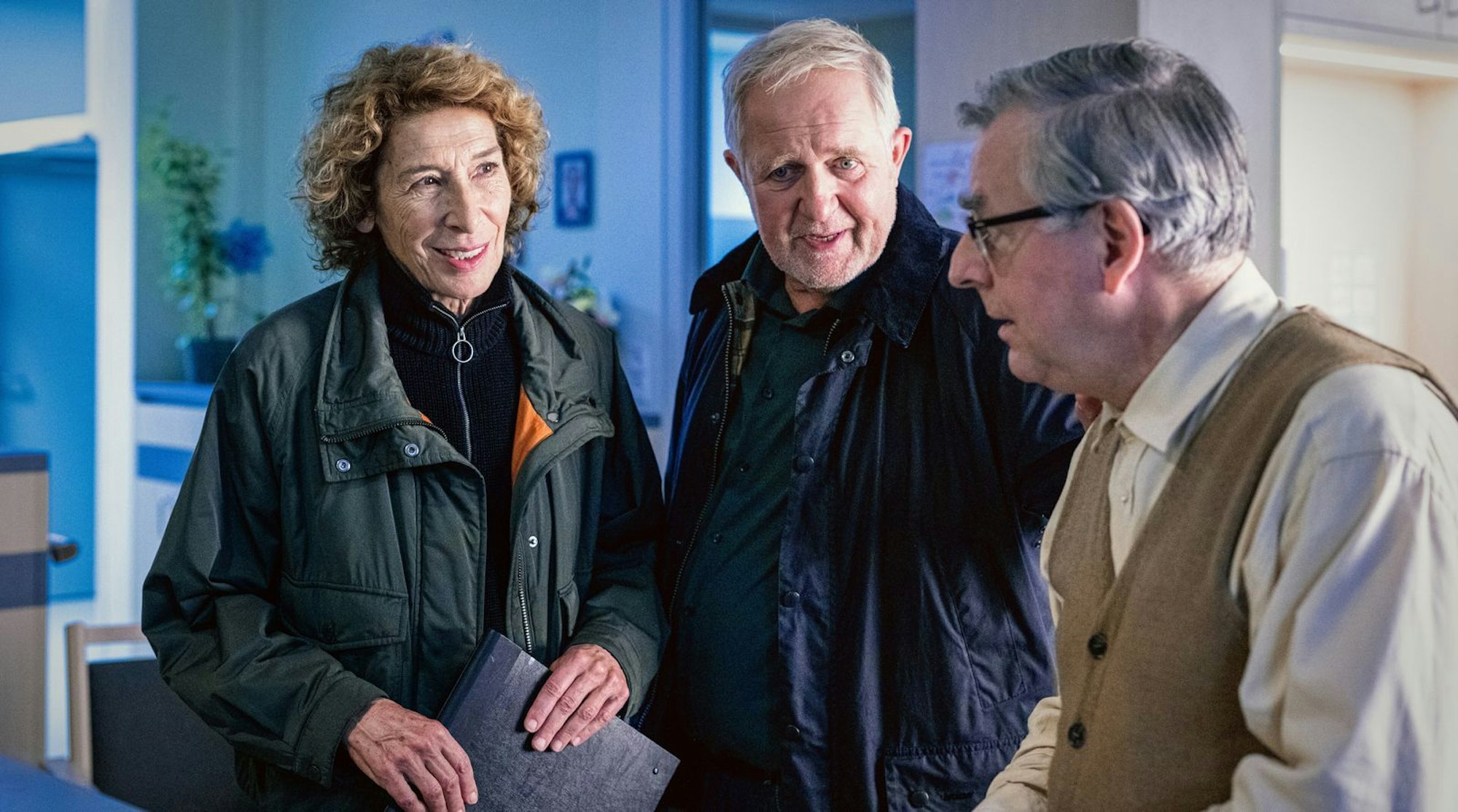 Bibi Fellner (Adele Neuhauser) und Moritz Eisner (Harald Krassnitzer, Mitte) glauben, dass der ehemalige Oberkellner und heutige Heimbewohner Fritz (Johannes Silberschneider) eine gute Quelle für Informationen sein könnte. (Bild: ORF/Petro Domenigg)