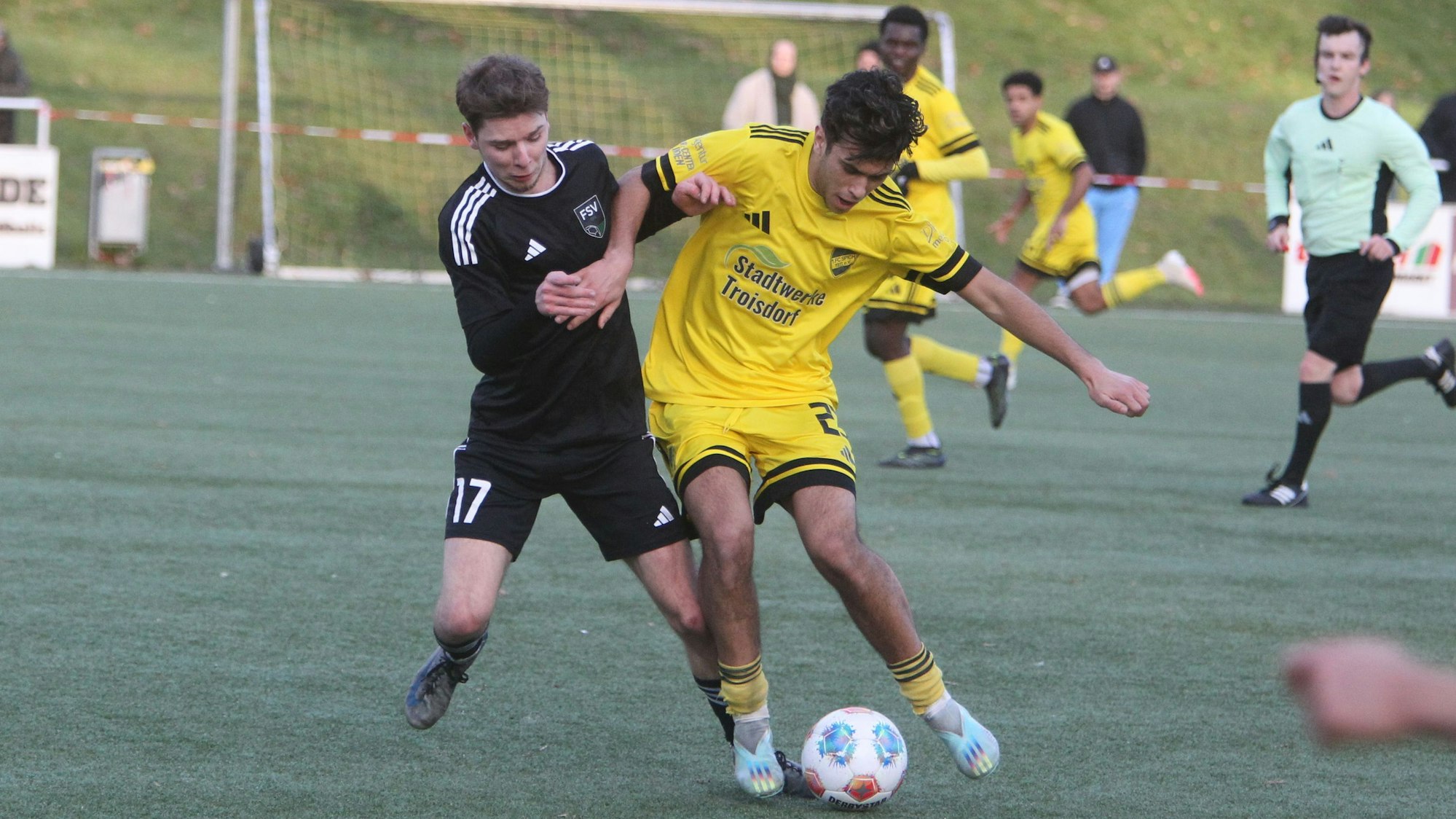 Der 1. FC Spich um Elias Oulahyane (rechts) profitiert vom Hohkeppeler Rückzug, der FSV Neunkirchen-Seelscheid um Tim Dreilich nicht.