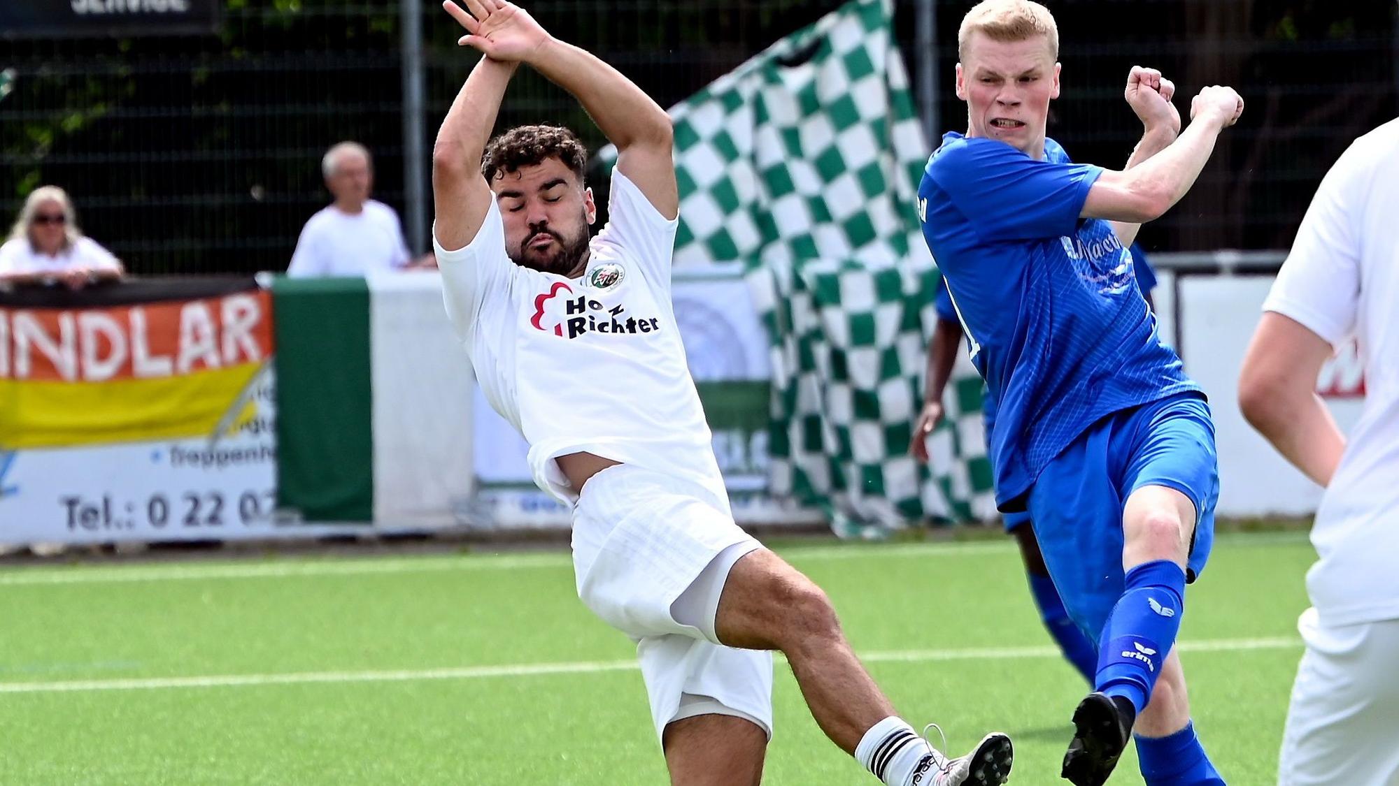 15.06.2025, Fussball-Bergfried Leverkusen-Tus Lindlar
rechts: Till Juber (Leverkusen)
Foto: Uli Herhaus