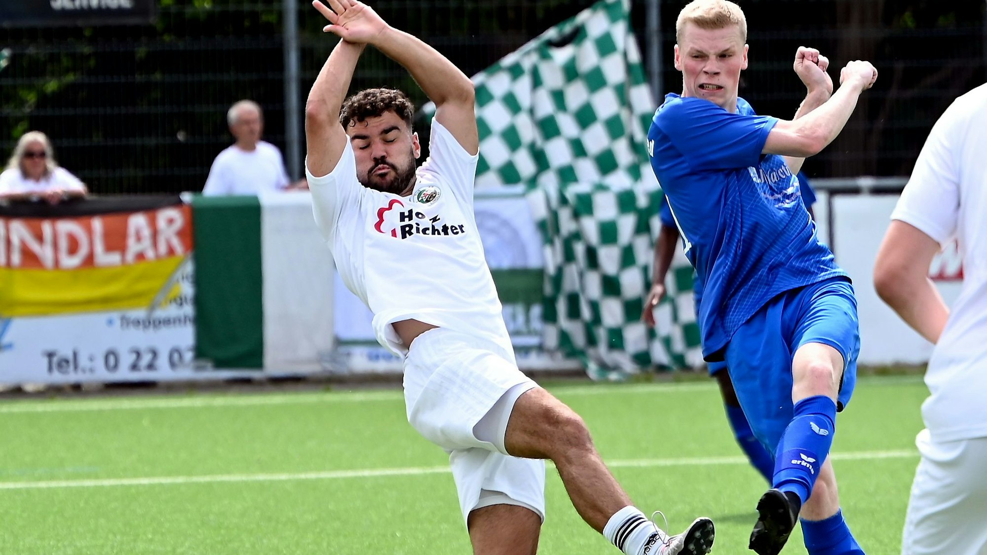 15.06.2025, Fussball-Bergfried Leverkusen-Tus Lindlar
rechts: Till Juber (Leverkusen)
Foto: Uli Herhaus