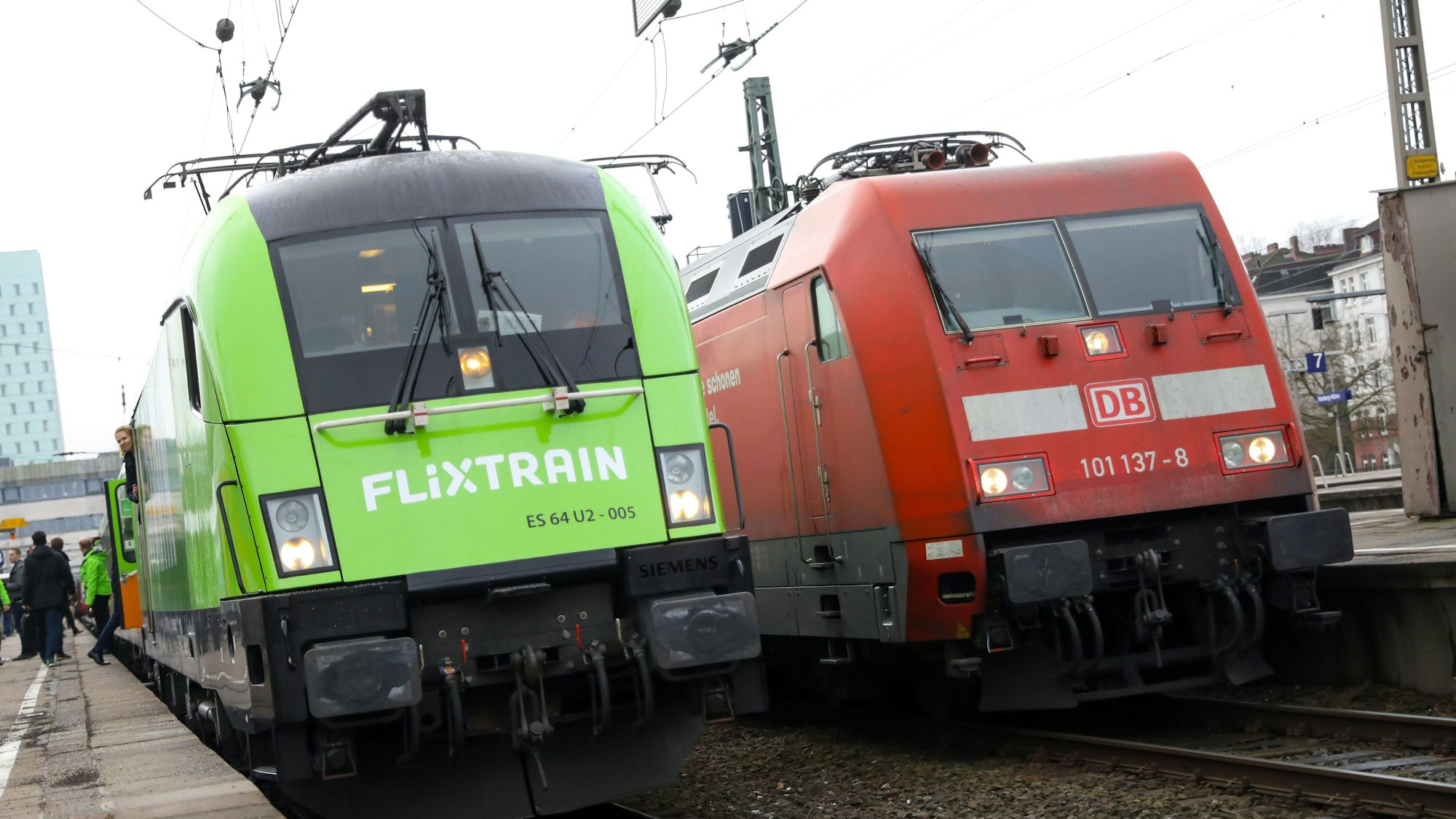Flixtrain macht der Deutschen Bahn Konkurrenz (Archivbild mit einem Flixtrain und einem DB-Zug)).