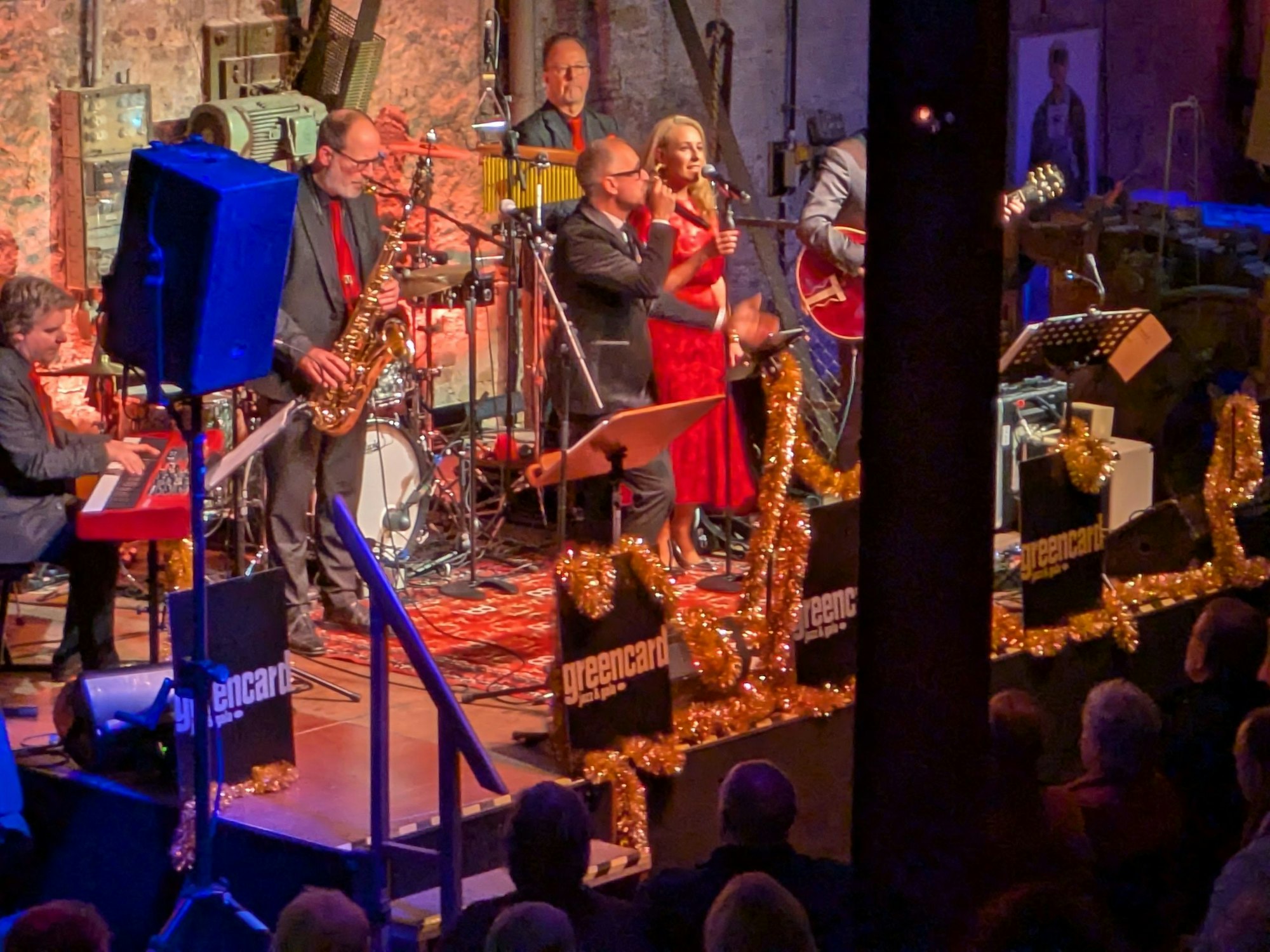 Eine Band singt auf der Bühne des Sensenhammer.