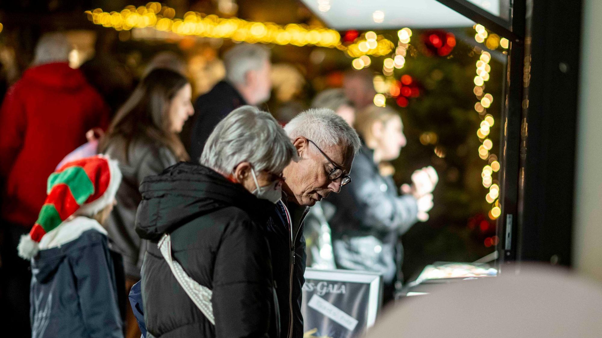 Besucher des Weihnachtsdorfs auf dem Alten Markt in Euskirchen.
