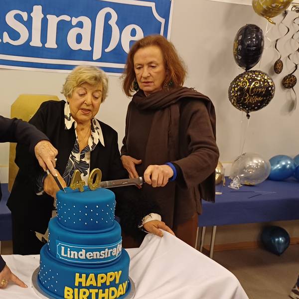 Der Fanclub spendierte eine Torte: Marianne Rogée, Marie-Luise Marjan und Irene Fischer (v.l.) schneiden an.