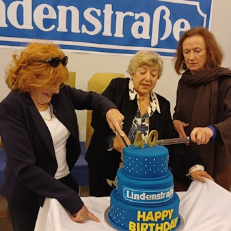 Der Fanclub spendierte eine Torte: Marianne Rogée, Marie-Luise Marjan und Irene Fischer (v.l.) schneiden an.
