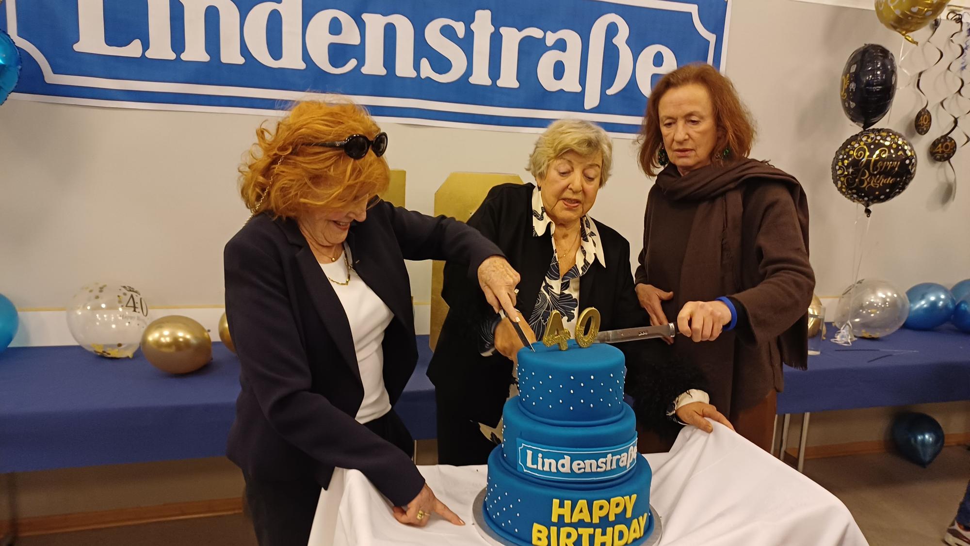 Der Fanclub spendierte eine Torte: Marianne Rogée, Marie-Luise Marjan und Irene Fischer (v.l.) schneiden an.