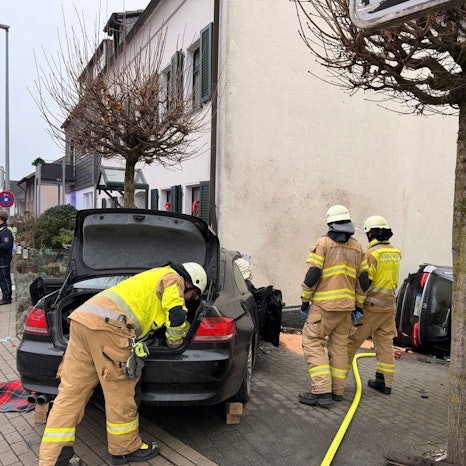 Ein Auto ist in Bergisch Gladbach gegen eine Hauswand gefahren.
