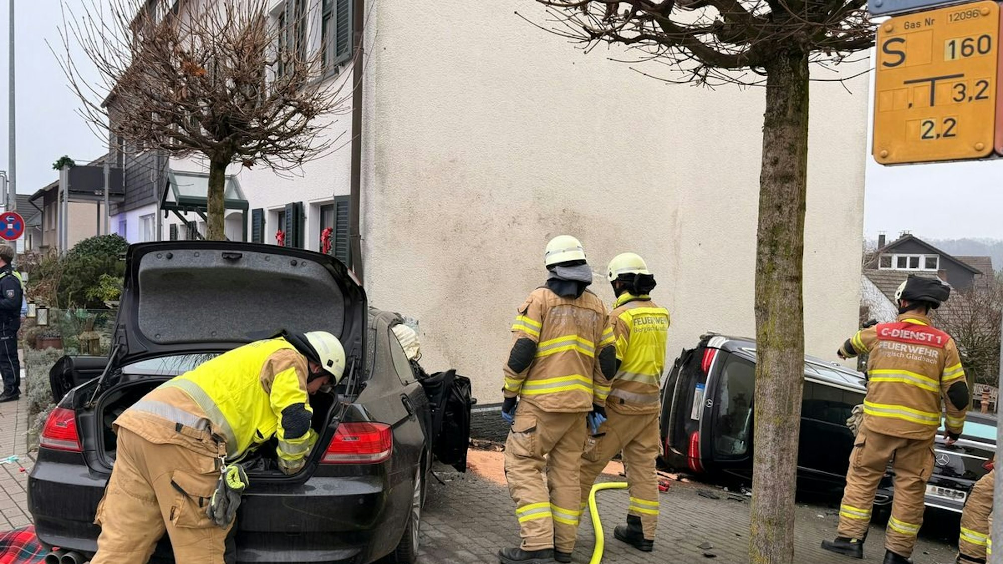 Ein Auto ist in Bergisch Gladbach gegen eine Hauswand gefahren.