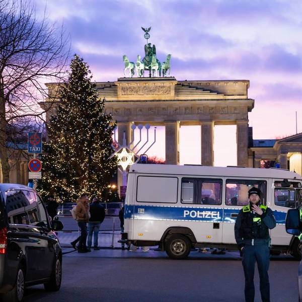 Polizisten stehen hinter Absperrgittern in der Nähe des Brandenburger Tors.