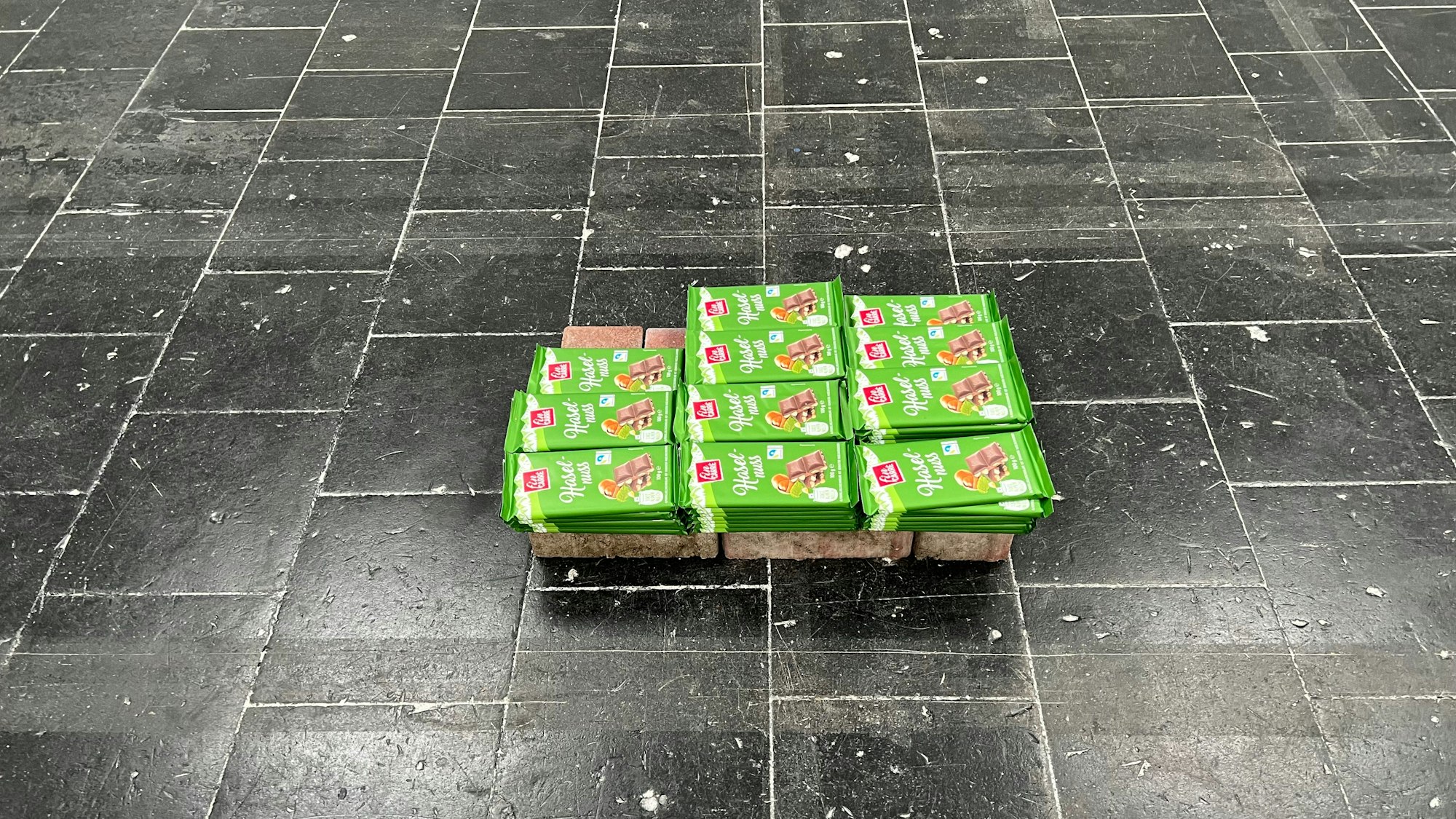 Installation mit Schokoladentafeln