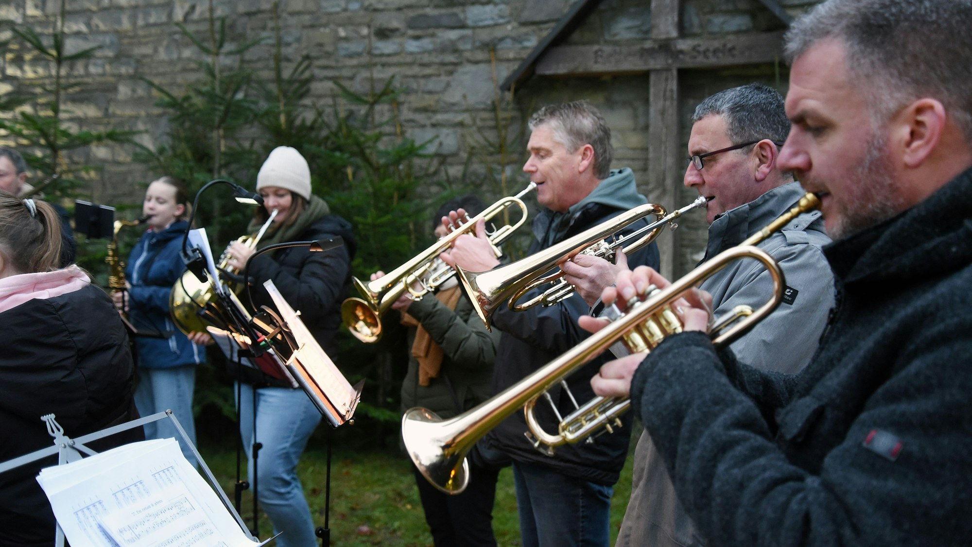 Unterm Kirchturm: Ein musikalischer „Adventszauber“ war der Auftritt des Musikvereins und seines Jugendensembles nach der Andacht in der katholischen Kirche in Morsbach-Lichtenberg.