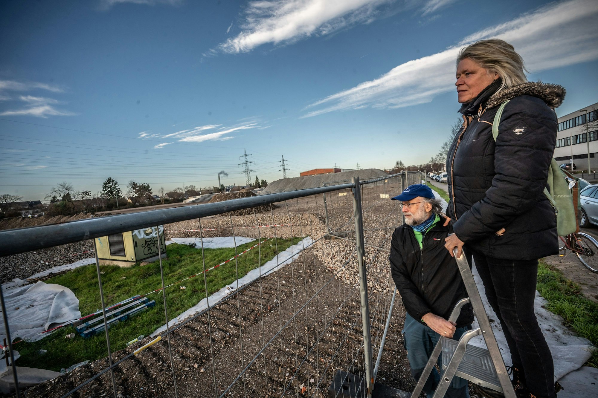 Orchideenspezialistin Stefanie Bias und Hans Martin Kochanek beobachten die Arbeiten.