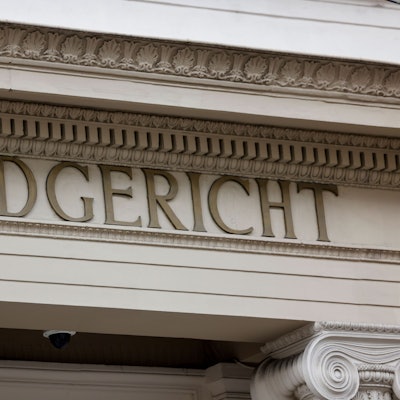 Blick auf den Schriftzug„ Landgericht“ an der Fassade des Gerichtsgebäudes.