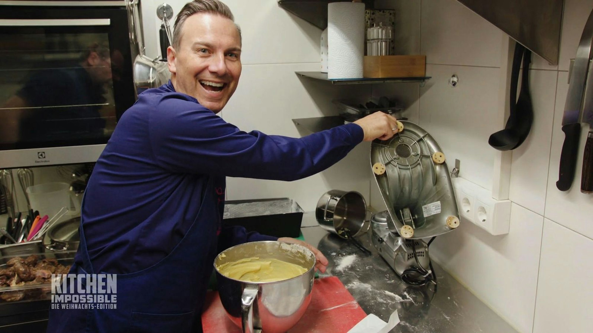 Mit den Küchengeräten hat Tim Raue seine Probleme. (Bild: RTL)