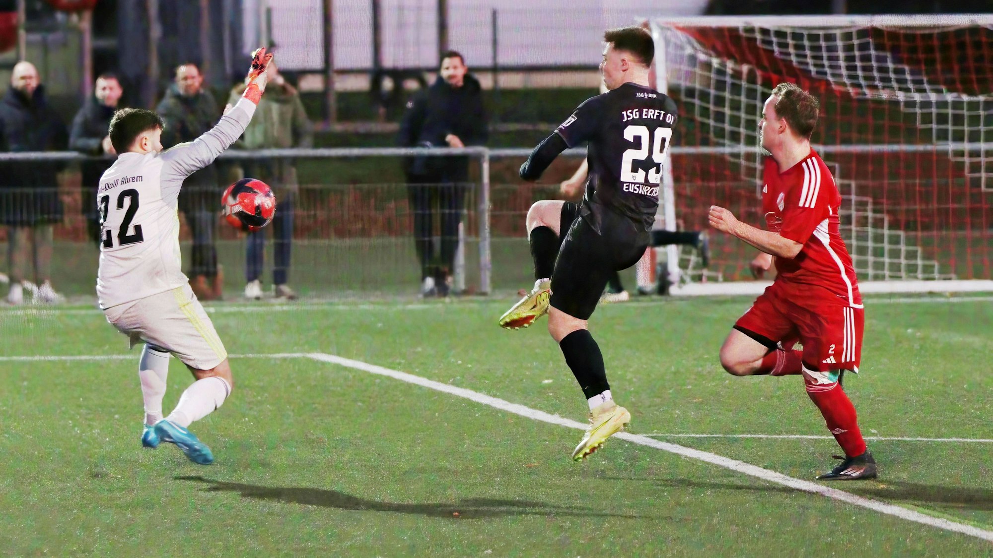 Der Ahremer Torwart wirft sich in einen Ball, den Ben Bungart geschossen hatte. Der Verteidiger kommt zu spät.