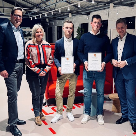 Die beiden Männer zeigen ihre Urkunden, sie werden flankiert von Landrat Markus Ramers, Bürgermeisterin Jennifer Meuren und dem Politiker Markus Herbrand.