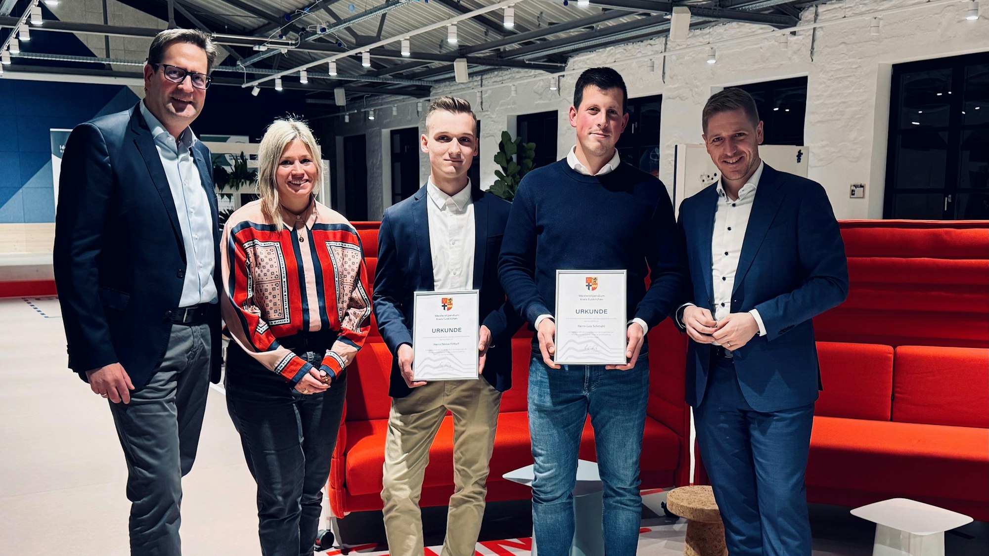 Die beiden Männer zeigen ihre Urkunden, sie werden flankiert von Landrat Markus Ramers, Bürgermeisterin Jennifer Meuren und dem Politiker Markus Herbrand.