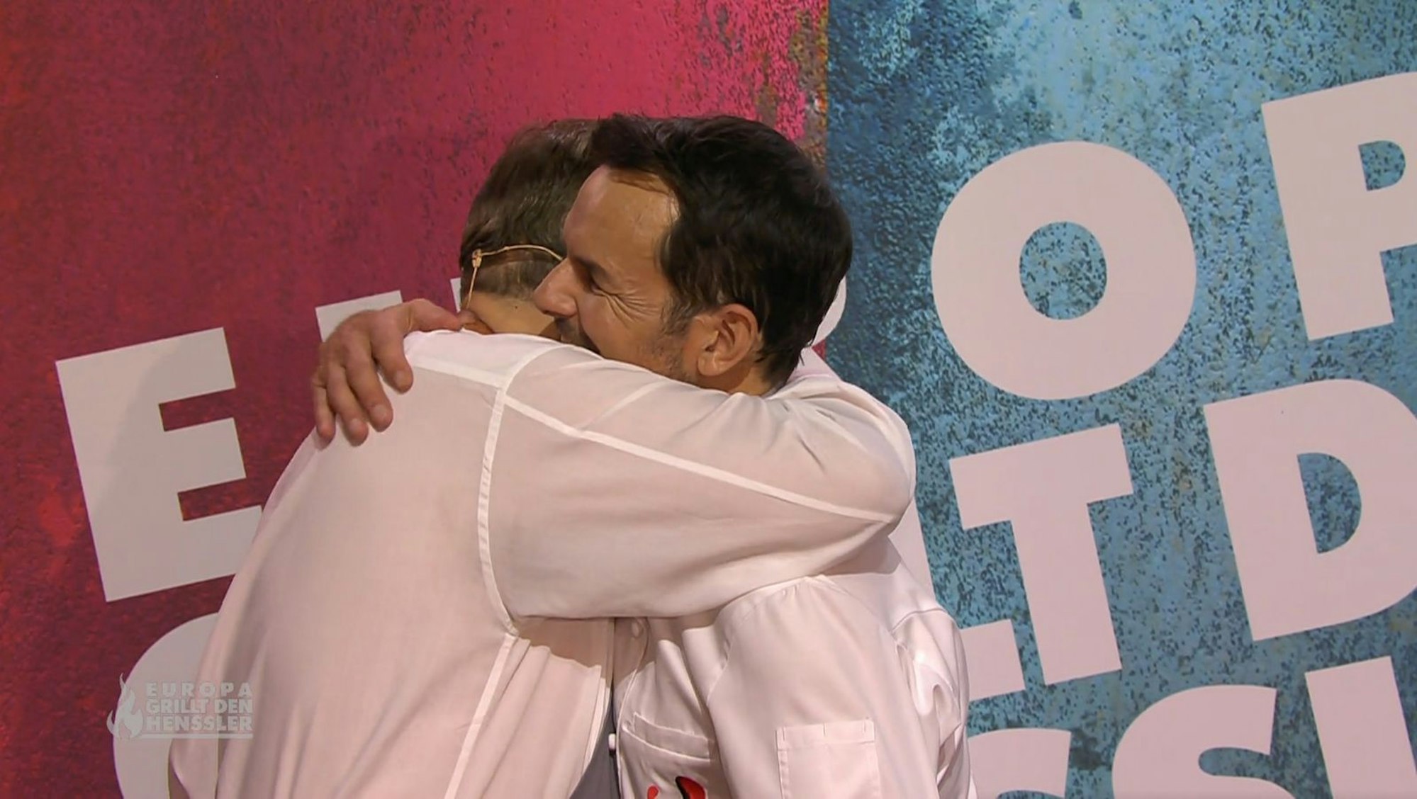Soweit kam es nicht: Die Jury erklärte Lafer einstimmig zum Sieger. Henssler gratulierte fair und umarmte den „Dessert-Gott“ herzlich. (Bild: RTL)